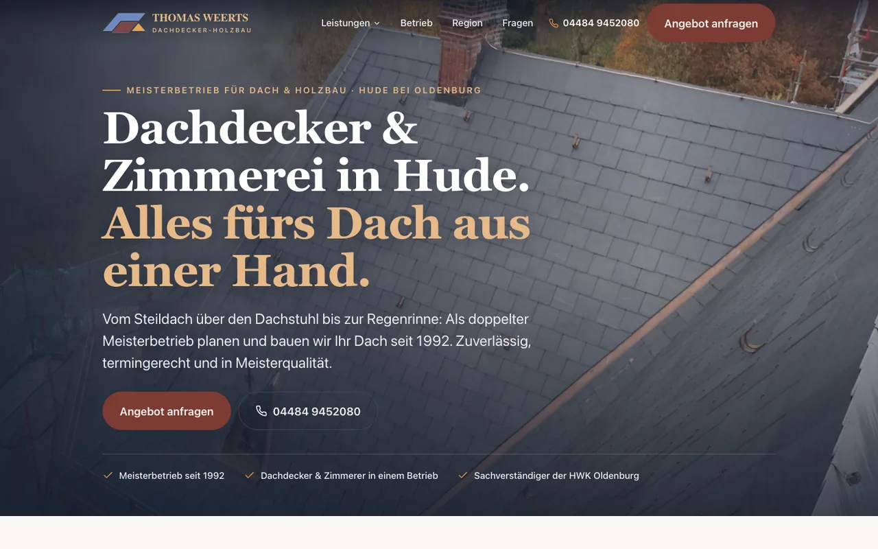 Startseite der Website von Thomas Weerts Dachdecker Holzbau mit Luftaufnahme eines frisch gedeckten Schieferdachs
